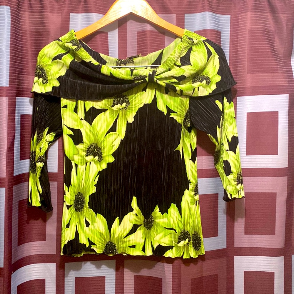Womens Blouse. Black w/ green flowering. Size : S